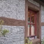 Klinkerfassade mit Holzelementen